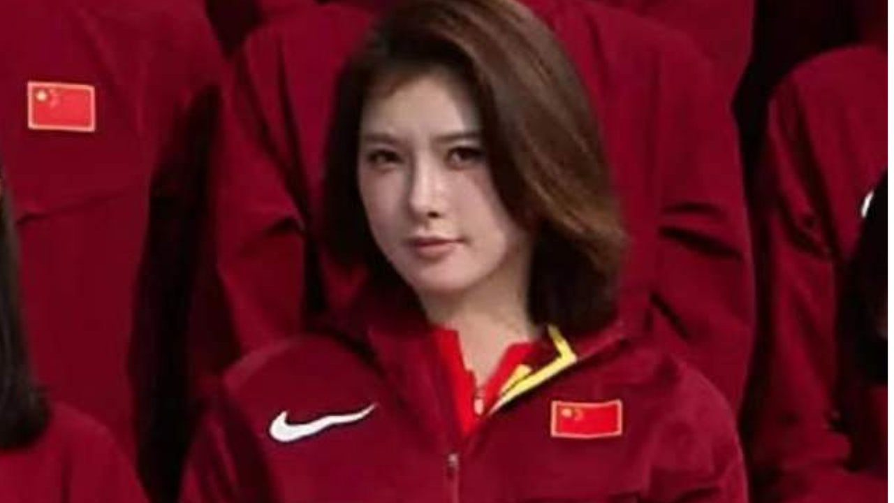 田径队动员大会吴艳妮坐第一排C位，与小孩姐陈妤颉紧挨气场相投