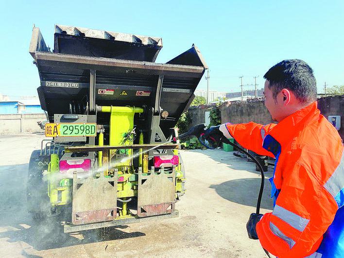 环卫车辆“洁身美容” 擦亮城市“流动名片”