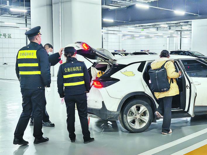 合肥南站网约车上车区正在改造