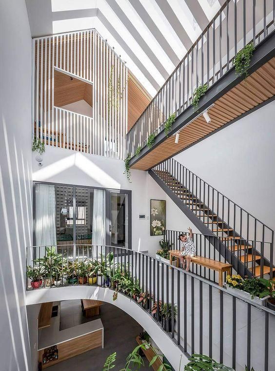 越南一栋房子4、5层,又高又窄,为什么要把卧室分布在天井两侧?