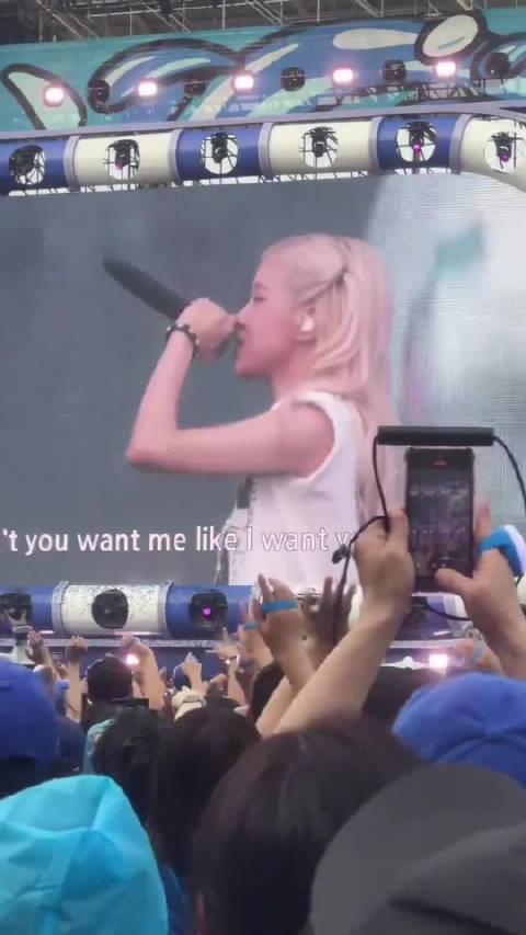 ROSÉ和鸟叔一起演唱APT