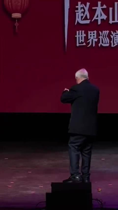 这一转身，回到了万家灯火，全家人坐在电视机前嗑着瓜子吃着花生看春晚