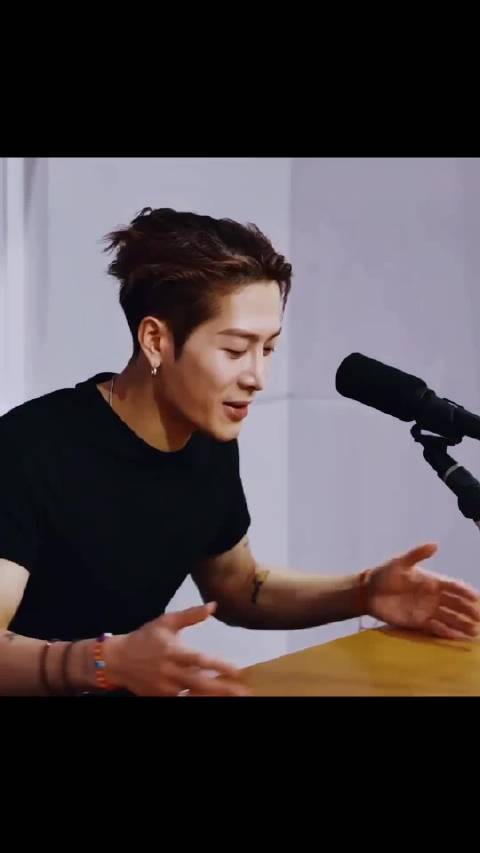 王嘉尔说比起高级餐厅他更喜欢去夜市吃东西