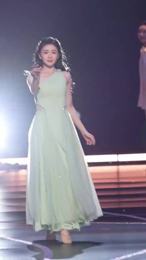 在光中起舞的她