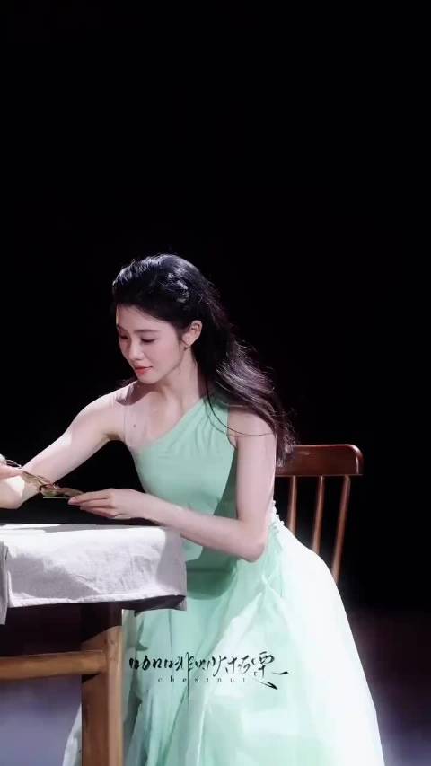 烟雨入江南 青花落裙摆