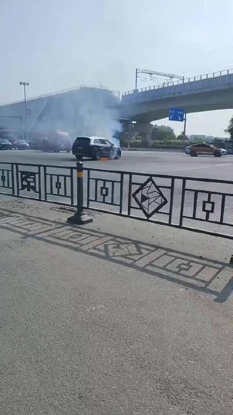 问界M9起火多角度视频，先是底盘起火然后又烧到前舱!