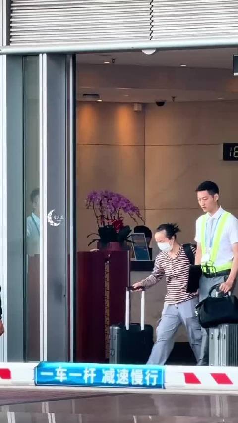 又拍到王菲啦！王菲带女儿李嫣从云南旅游回京！ 又见到王菲啦！这次是带着女儿李嫣从云南大理旅游回来啦！李嫣已经长成美少女啦