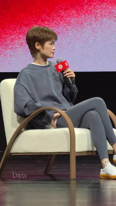快递小哥问轮滑进度，李宇春自嘲下班秒变死样子