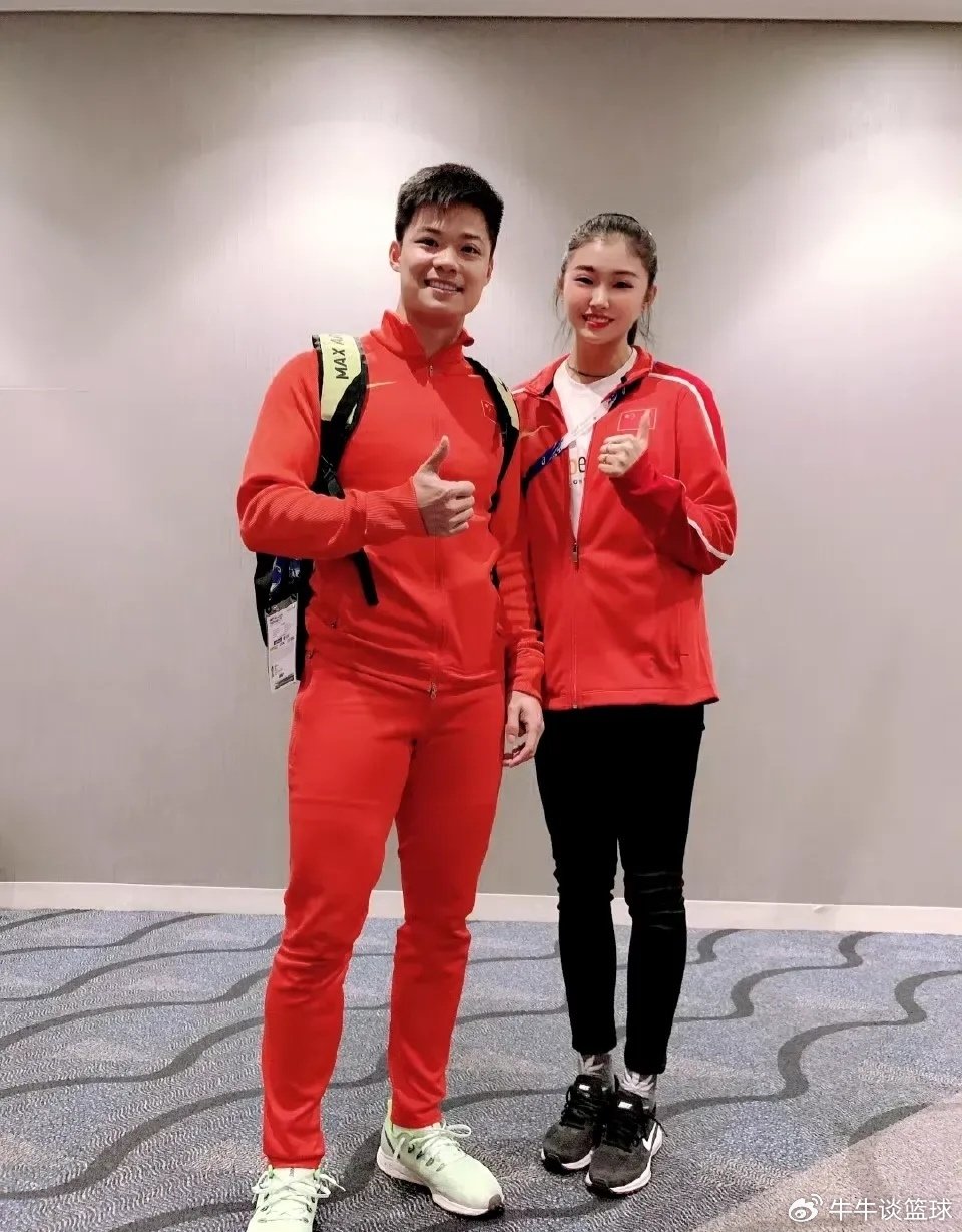 吴艳妮晒与苏炳添合影，脸部变化太大认不出，身高还缩水不少