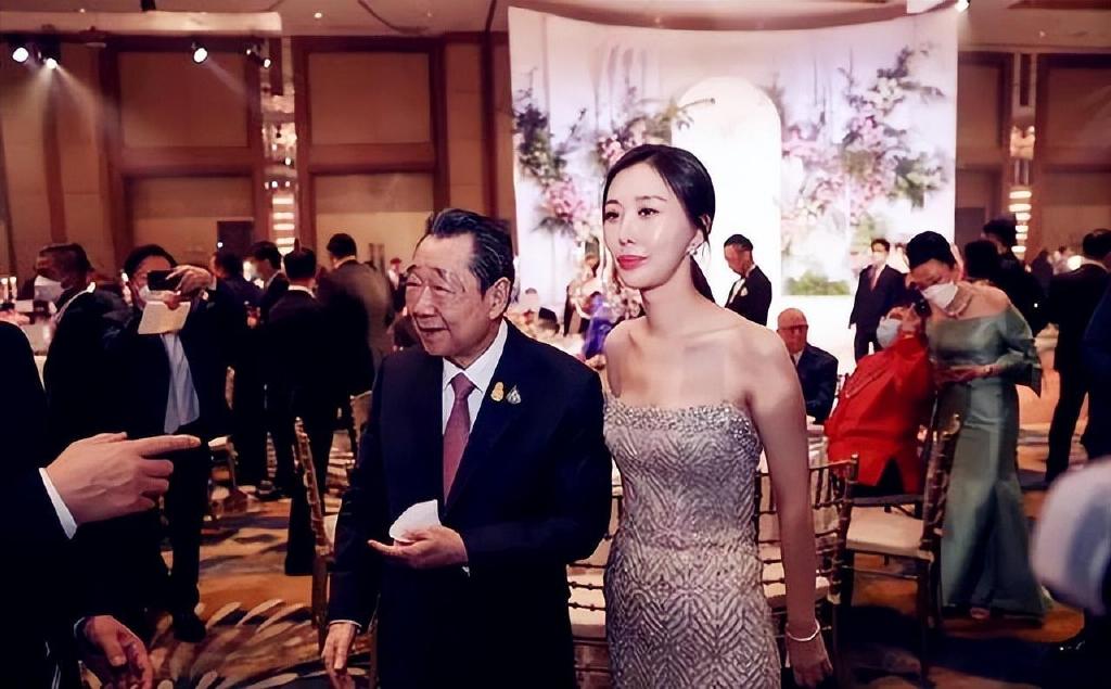 田朴珺美到国外，穿一袭银色抹胸彰显华贵感，和<a href=