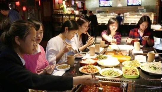 舍友聚餐6个人吃火锅,只要锅底却吃了2小时,结账时服务员蒙了