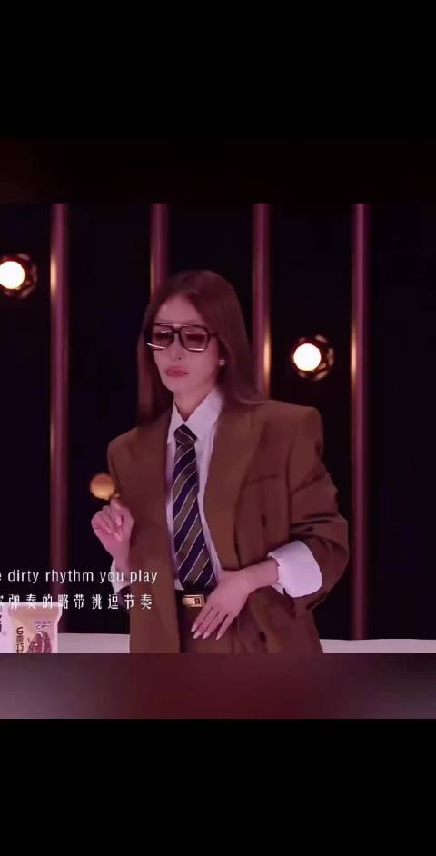 Elva每场都站起来跳