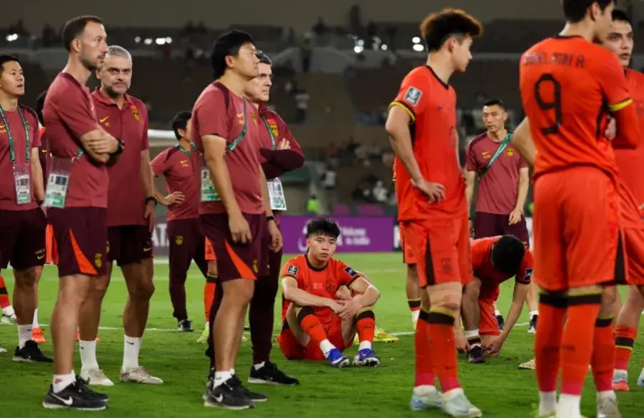 大反转！拜合拉木替补原因曝光，王钰栋颁奖典礼落泪，想去留洋难了