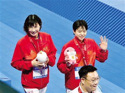 游泳池里“小孩儿姐”当家