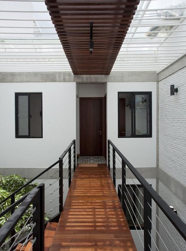 越南一栋房子4、5层,又高又窄,为什么要把卧室分布在天井两侧?