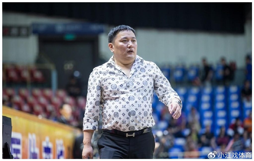 广厦大摆庆功宴，现场发百万奖金，李春江王菲现身与老板狂饮茅台