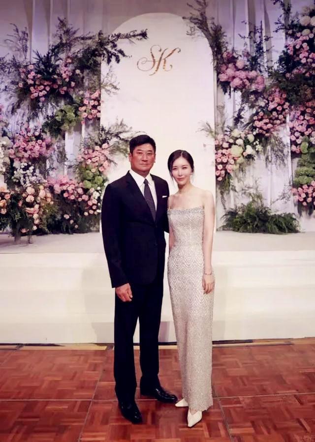 田朴珺美到国外，穿一袭银色抹胸彰显华贵感，和<a href=