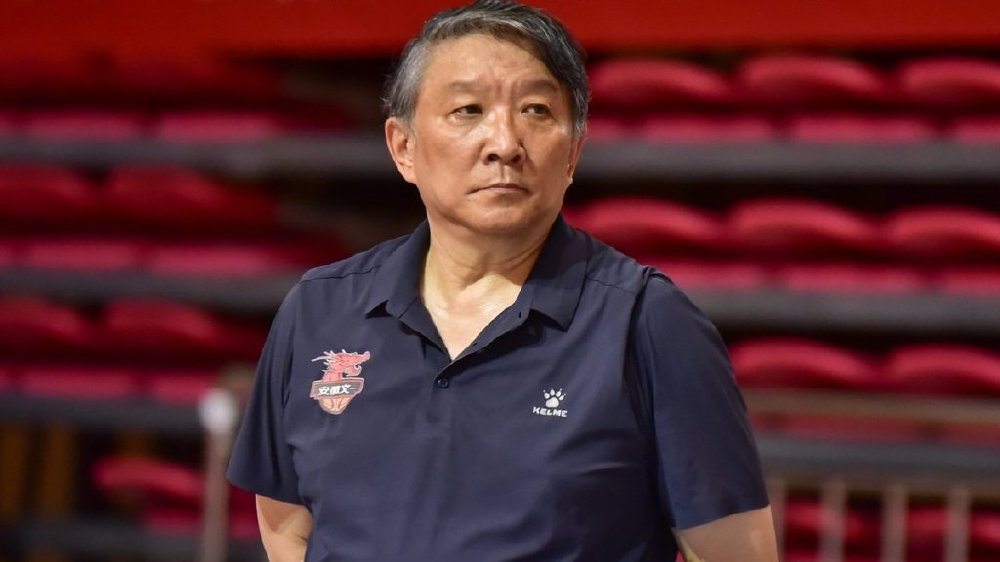 又是宫鲁鸣！球迷：中国篮球每到关键时刻，总是他出山救世