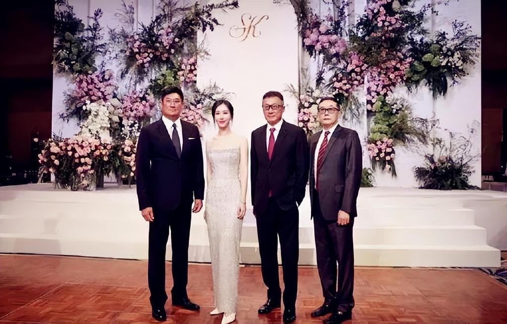 田朴珺美到国外，穿一袭银色抹胸彰显华贵感，和<a href=
