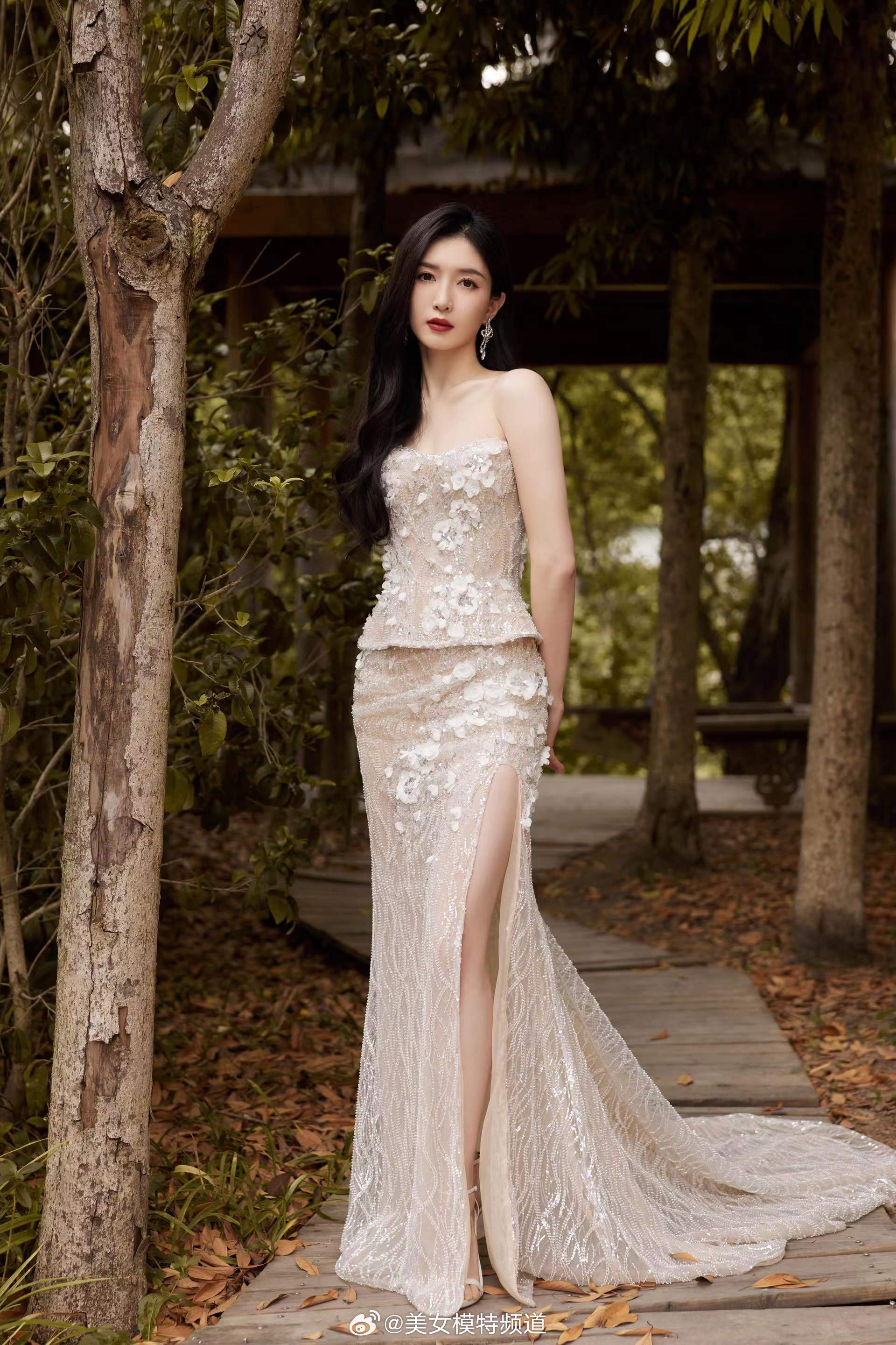 江疏影修身拖地抹胸仙裙写真