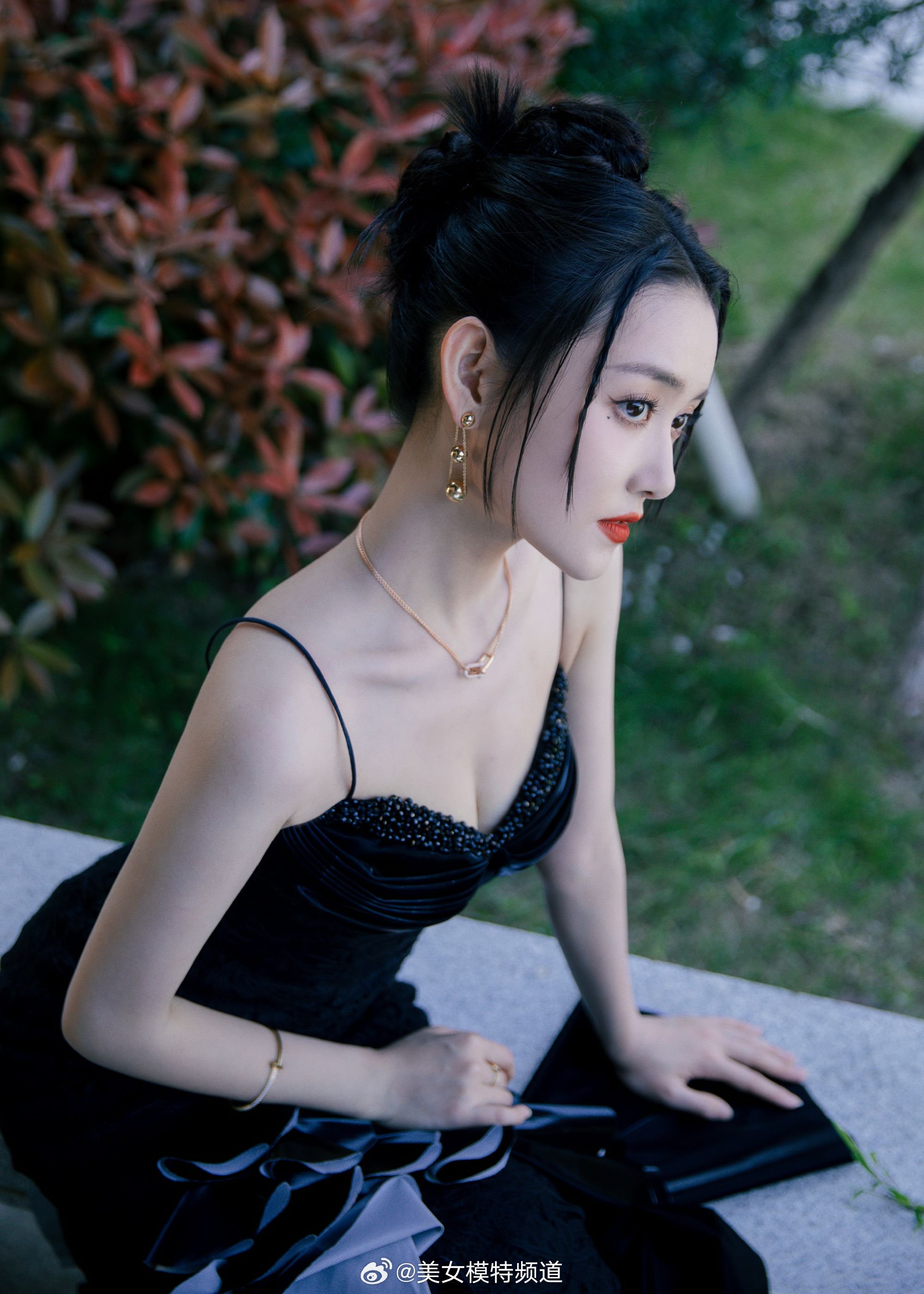 蒋依依黑色吊带裙明媚的小姐姐