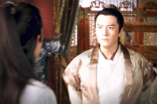 “爱是藏在袖子底下微微颤抖的手”