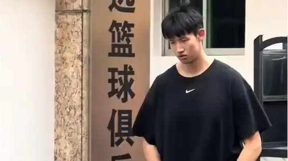 广东锋线新星申请离队，高诗岩道歉，辽宁球迷接机，北京多人受伤