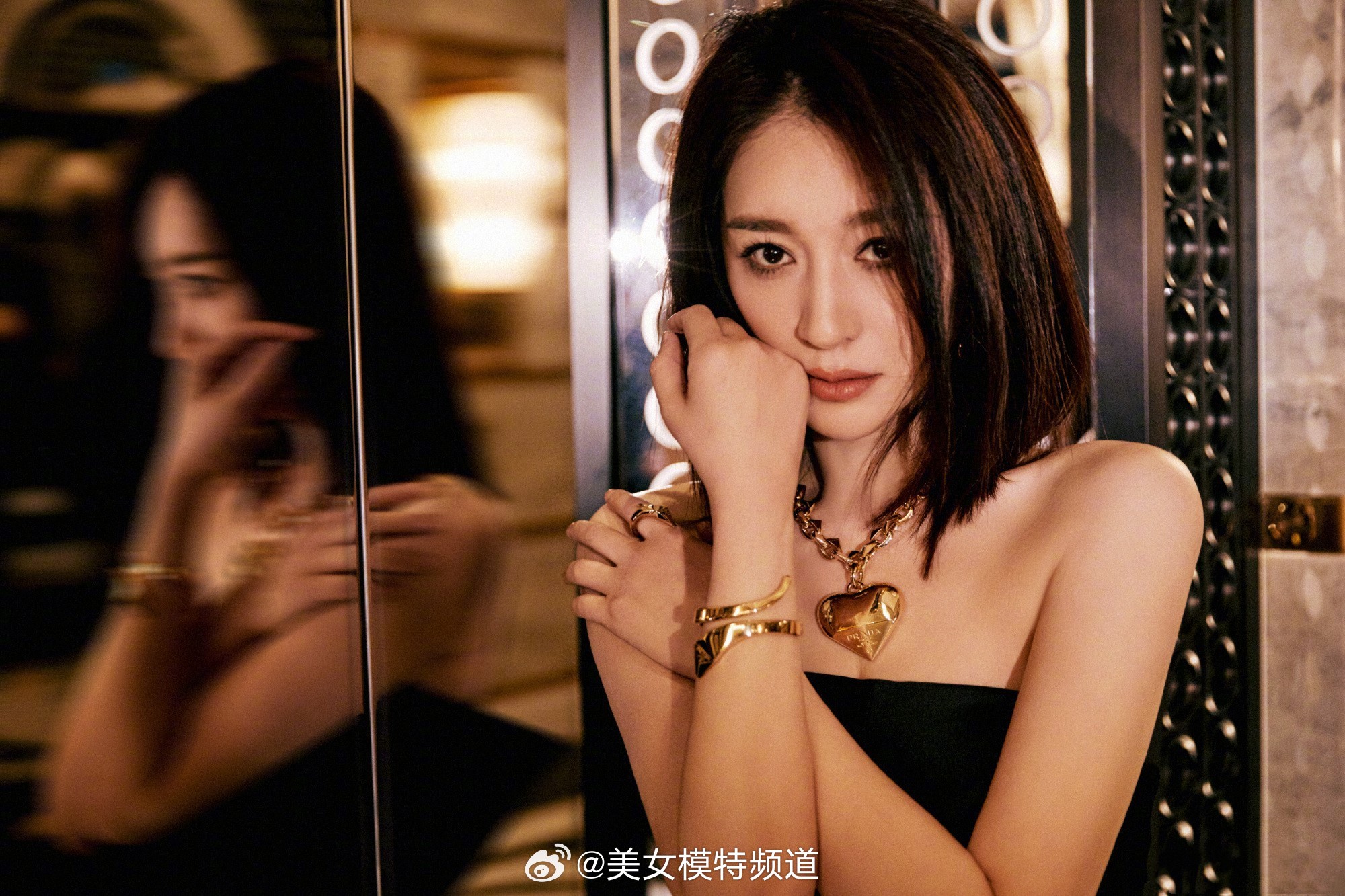 李小冉澳门行黑色抹胸精致优雅