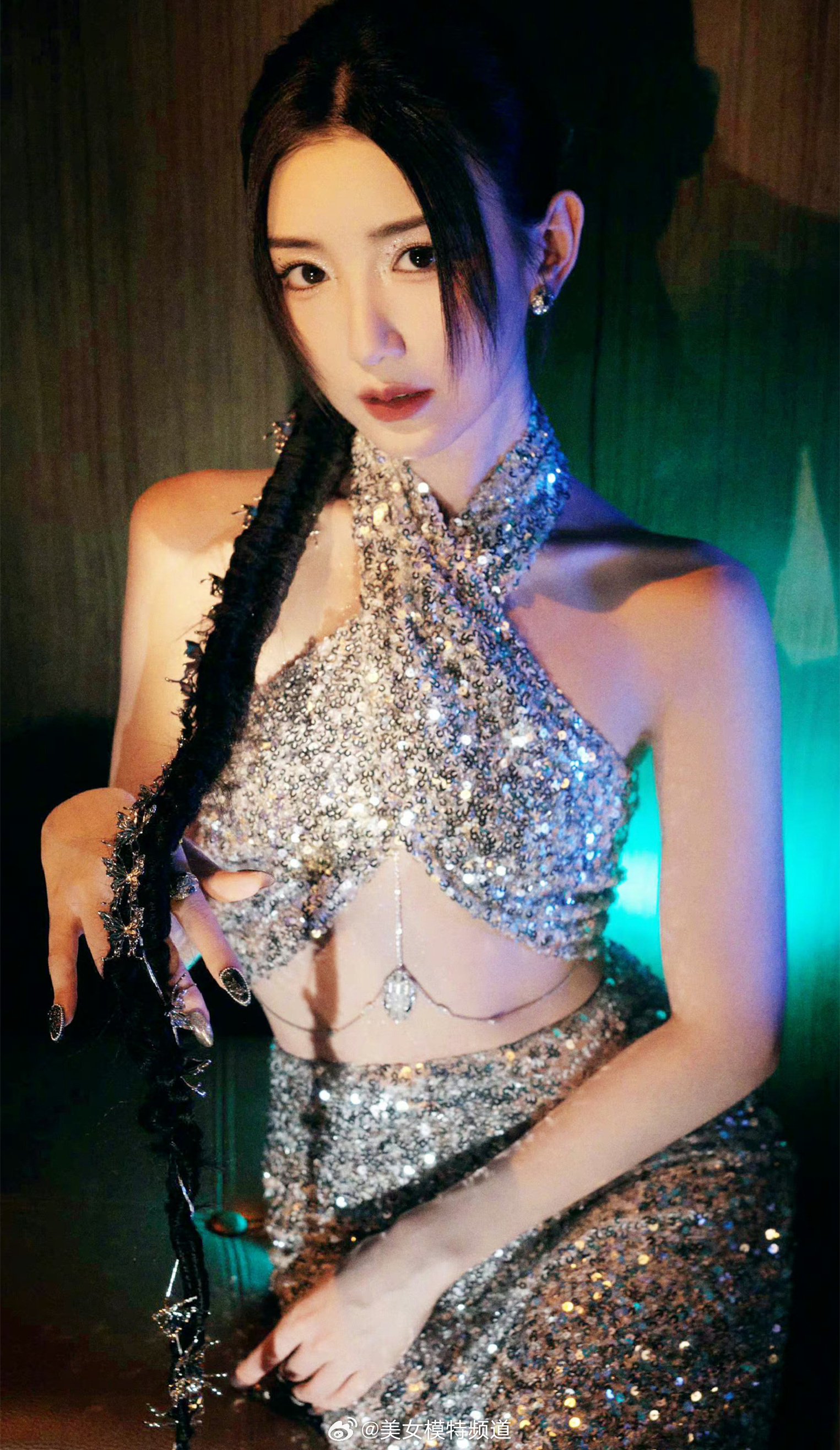 毛晓彤多巴胺穿搭造型