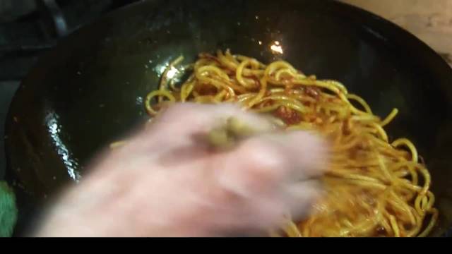 纠结的饥饿午后，他在偶遇的小店内，折服于意面跟汉堡肉