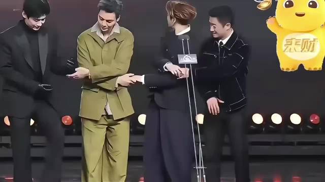 吴京微博之夜偷涂唇膏被抓包！硬汉变“精致男孩”，一句神回应让全网笑疯