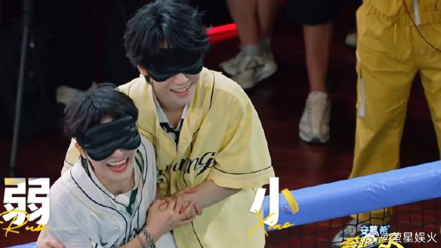 大黑牛太吓人了，李晨撕名牌真凶猛，张真源周深快吓死了丨奔跑吧