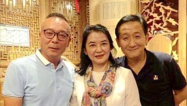 演员谢园去世后1年多,无儿无女的小妻子后悔了吗?