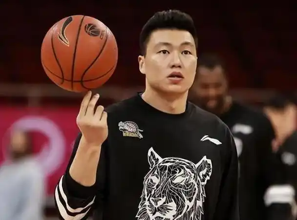 官宣，男篮名宿上任，37岁，担任总经理，曾被前妻卷走资产，宫鲁鸣看