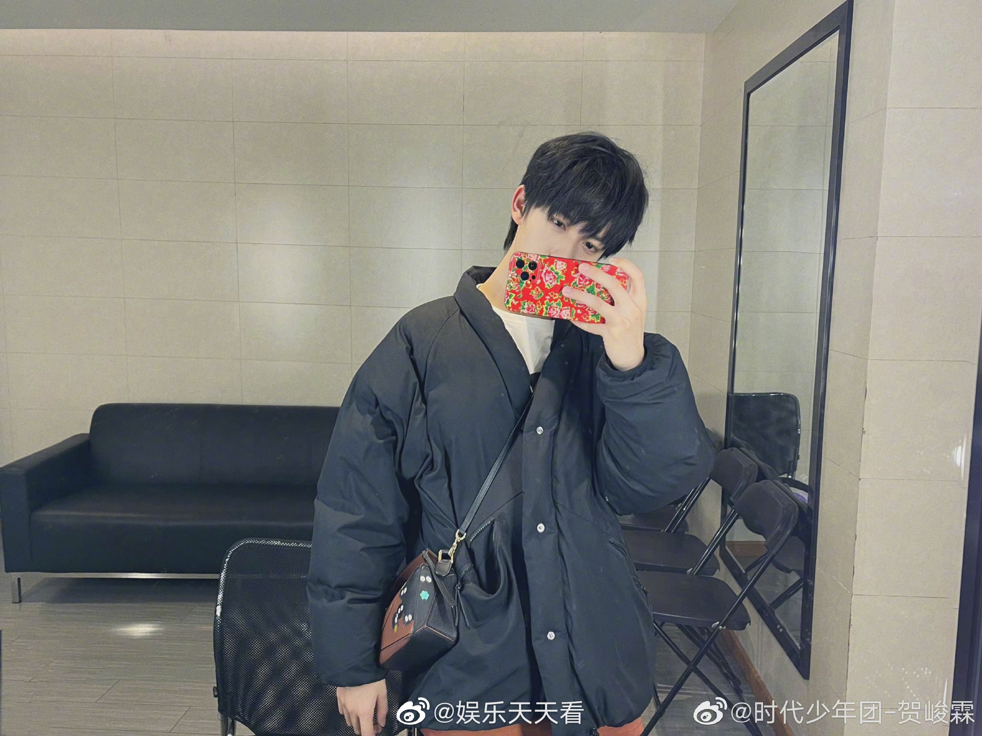 贺峻霖晒收工对镜自拍照