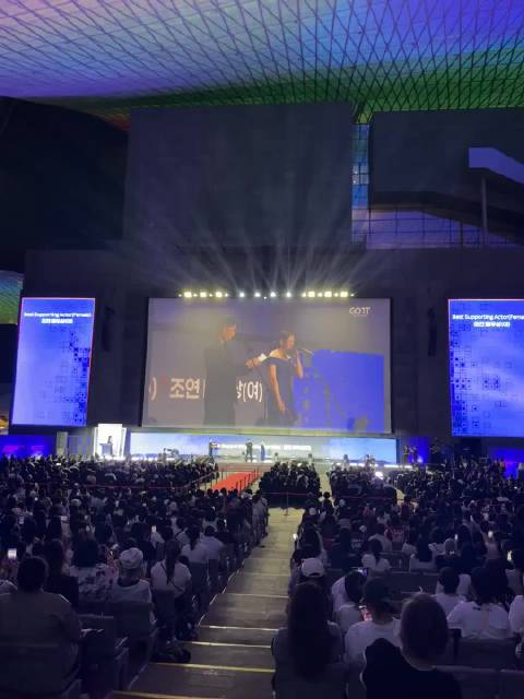 获奖人在旁边黑暗荣耀第二季 韩国 韩剧 获奖 上热搜