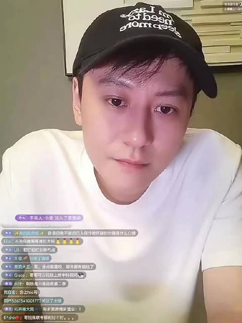 秦俊杰直播回应依赖哥哥话题，与蒋诚互动引热议
