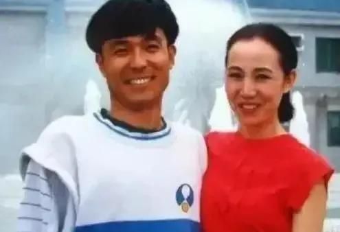 演员谢园去世后1年多,无儿无女的小妻子后悔了吗?