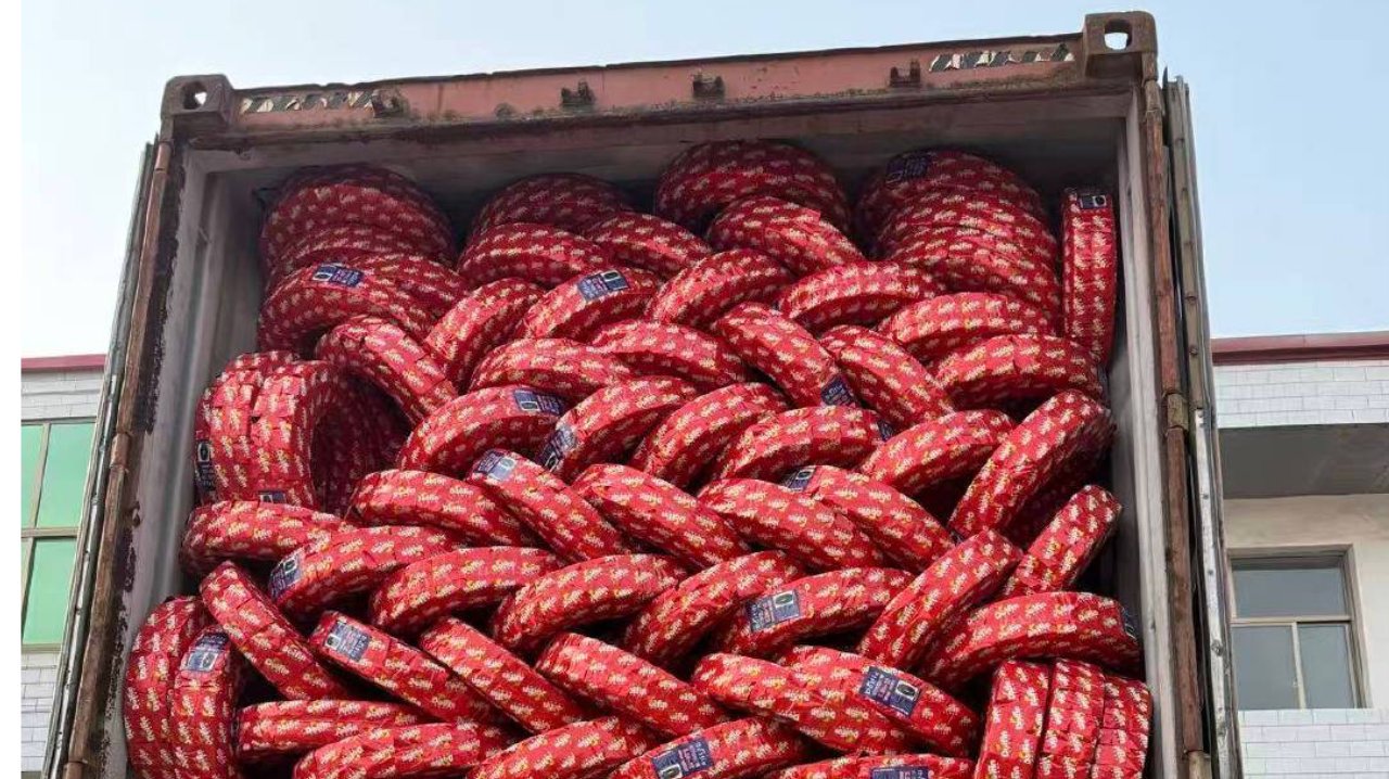 瑞斯莱福2柜摩托车轮胎启运玻利维亚，技术领航拓展国际新版图！