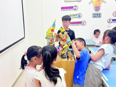 “公益小课桌”让孩子乐享多彩暑假