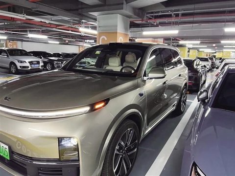 新车“长大”车位“没长”