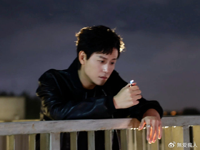 秦俊杰：暗夜光影下的魅力独奏