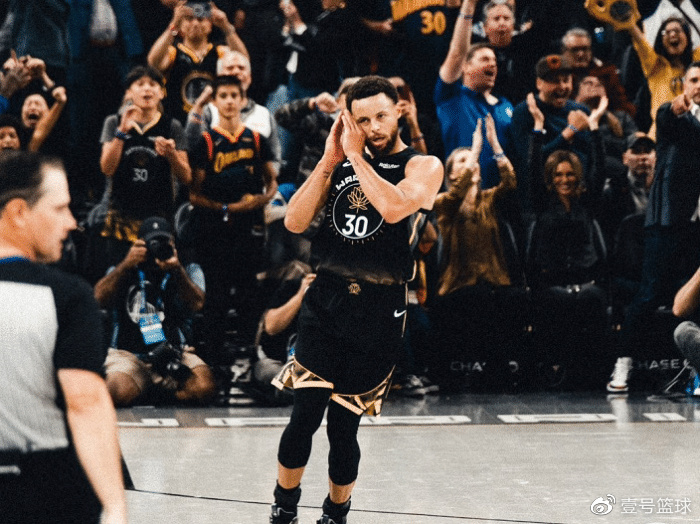 勇士队再掀进攻狂潮库里三分雨助球队逆转取胜