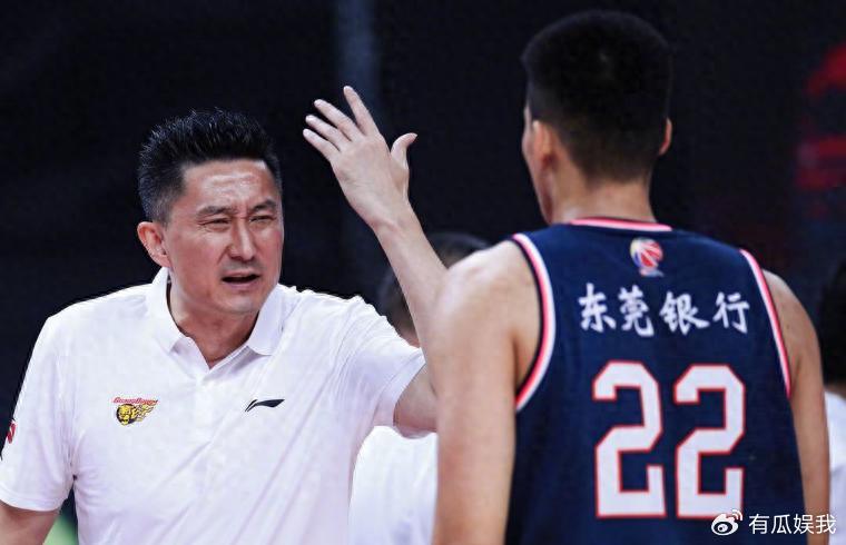 脾气暴躁的杜锋经常骂队员，但唯独对一个人格外温柔