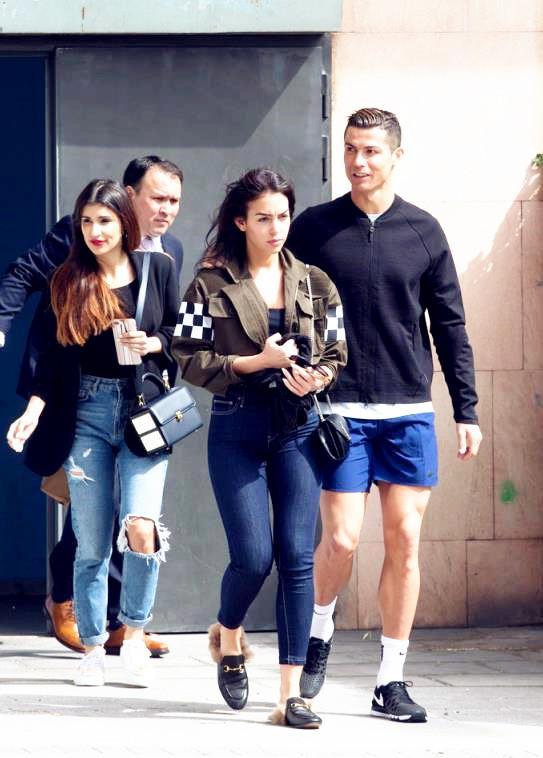 C罗妻子现身世界杯,穿绿色衬衫配600万钻戒,卡塔尔王妃亲自接见休闲区蓝鸢梦想 - Www.slyday.coM C罗妻子现身世界杯,穿绿色衬衫配600万钻戒,卡塔尔王妃亲自接见休闲区蓝鸢梦想 - Www.slyday.coM