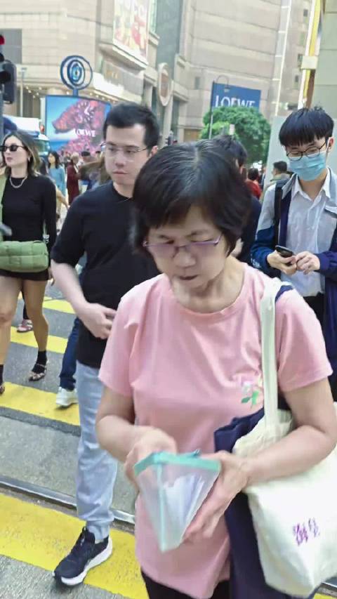 在铜锣湾时代广场繁忙的十字路口，看到了铜锣湾扛把子陈浩南