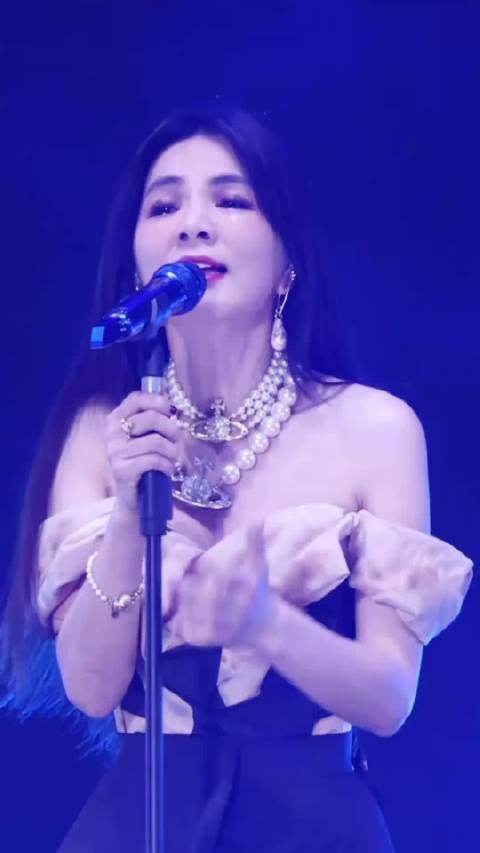 Ella再唱他还是不懂，千禧年间的声音仿佛在这一刻交错