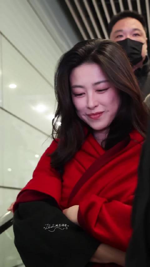 朱珠2025年12月17日抵京出席活动