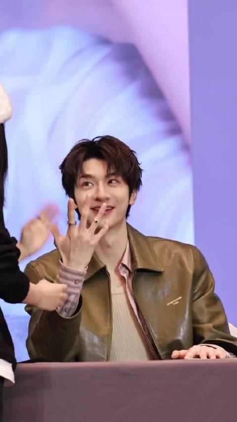 “hello你猜我是谁”“你是T老师吧”