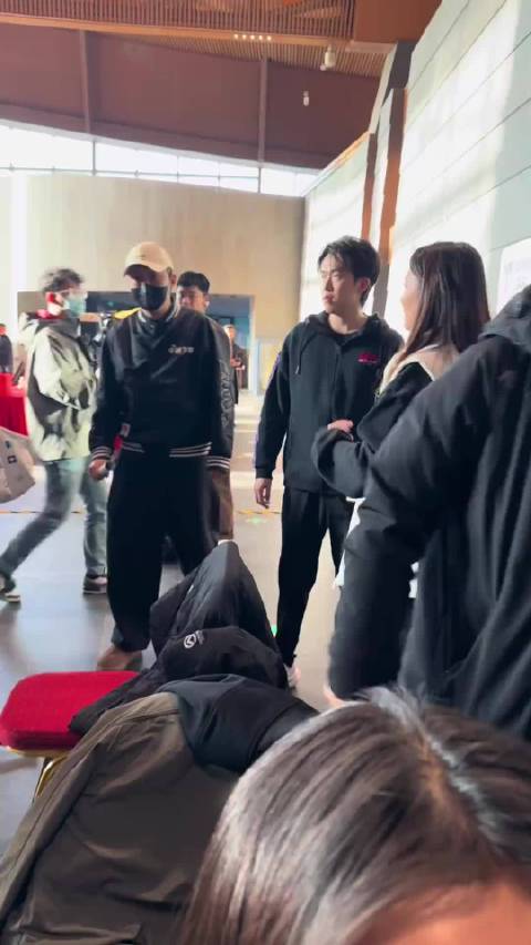 吴刚与王楚钦后台合影，邓亚萍问其是否玩得开心